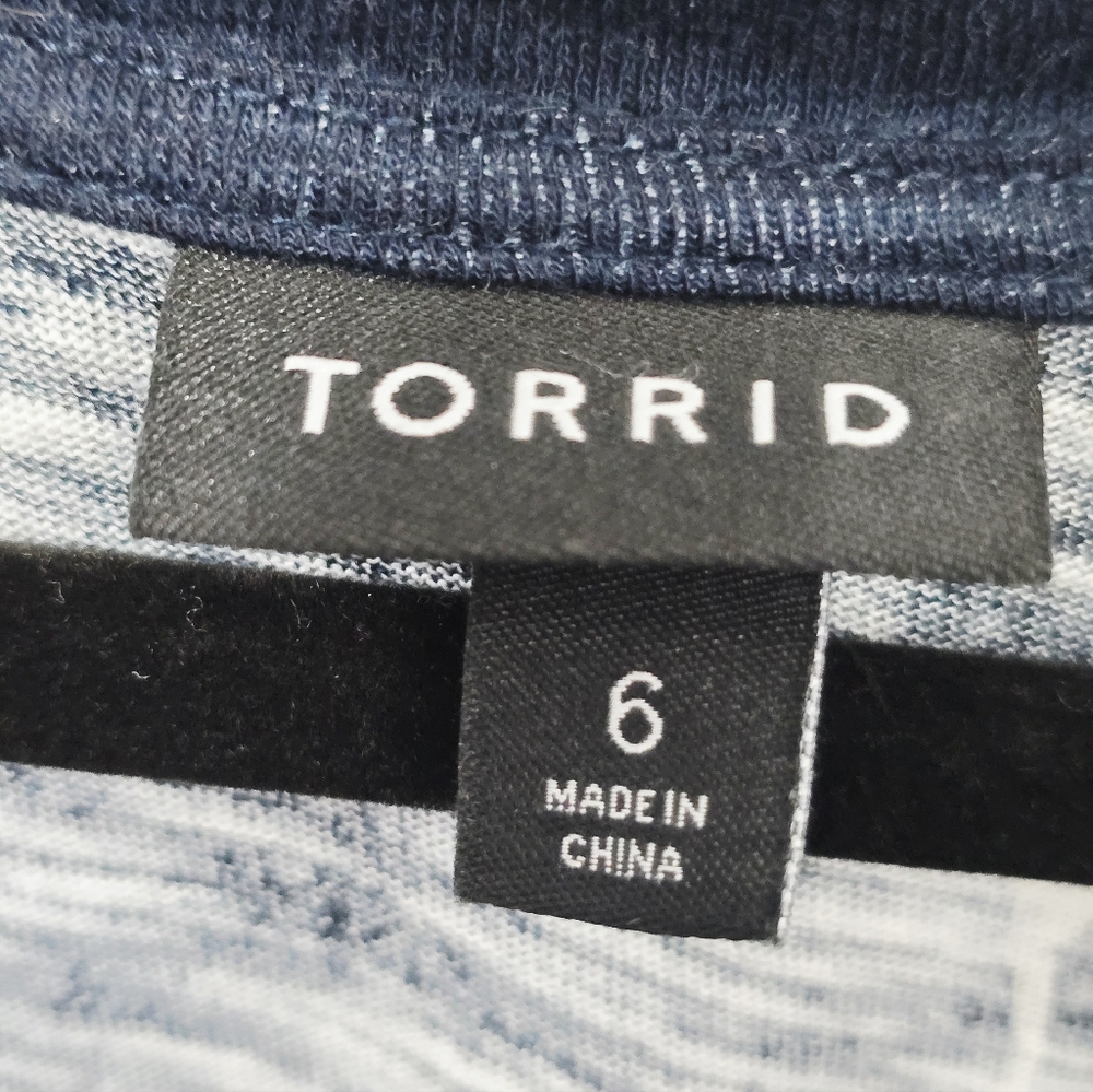 Torrid Plus Size Navy and Light Blue V-Neck Elephant Pattern Top - Size 6X - Picture 6 of 7